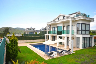 Villa Akdağ, doğa içerisinde, özel havuzlu, geniş bahçeli, modern dizayn edilmiş, merkeze yakın,8 kişilik villa